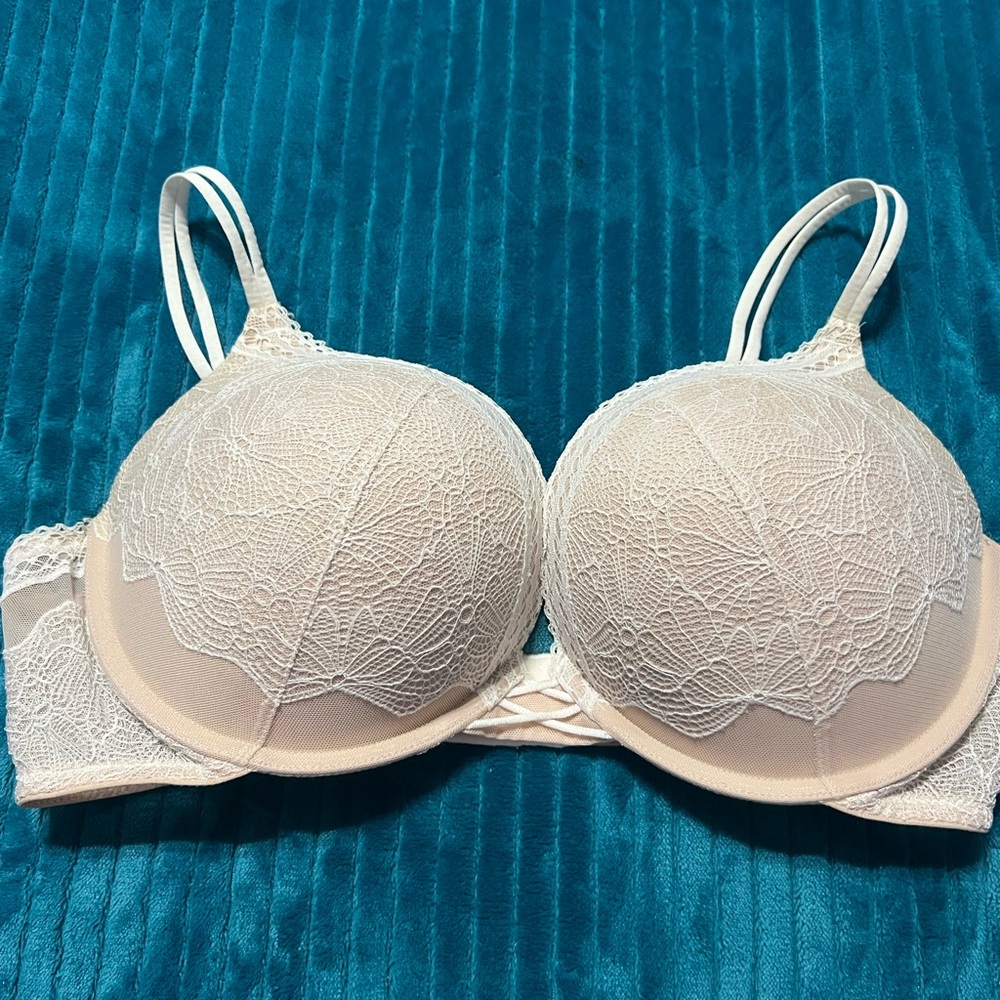 Victoria’s Secret Bombshell Elegant Lace Underwire Bra - Cream